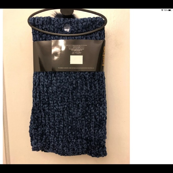 BEBE Women's Blue Pom Pom Hat & Scarf NWT - Picture 4 of 4